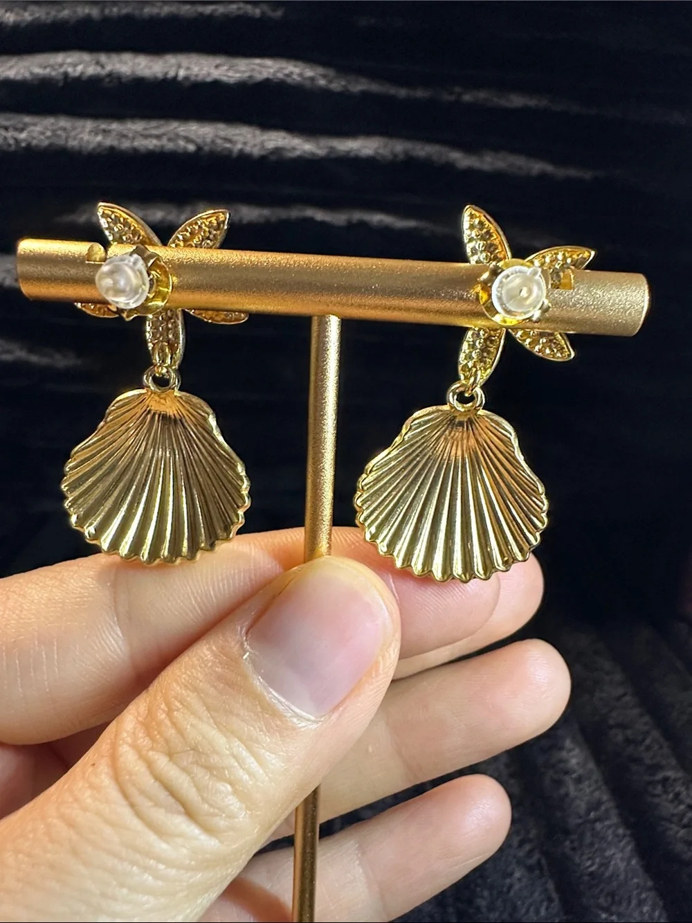 Kenneth Jay Lane Gold Starfish and Shell Drop Earrings - Picture 4 of 5